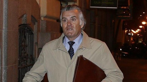 España: le gritan ladrón a Luis Bárcenas al llegar a sede de Fiscalía Anticorrupción