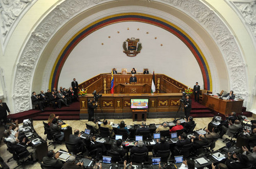 Venezuela: Parlamento solicita la detención de dos legisladores opositores