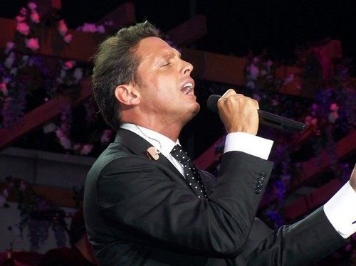 Luis Miguel es denunciado por manutención