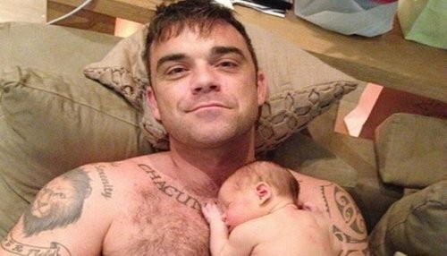 Robbie Williams le canta a su hija y la hace vomitar