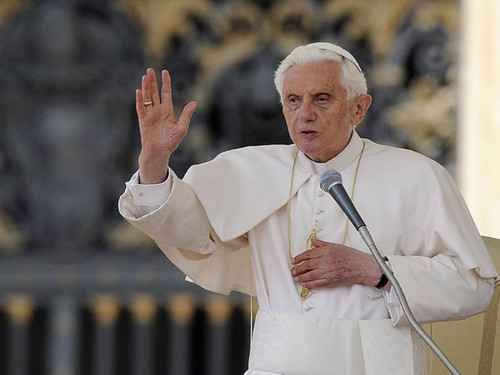 Benedicto XVI reaparece tras dimisión: me voy del papado por el bien de la Iglesia