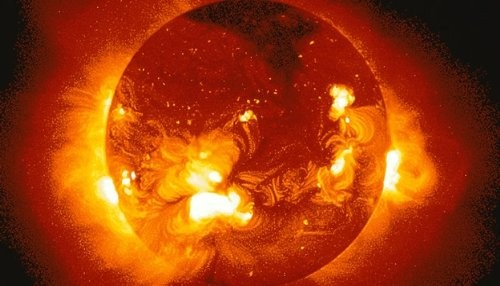 Una erupción solar intensa se dirige a la Tierra