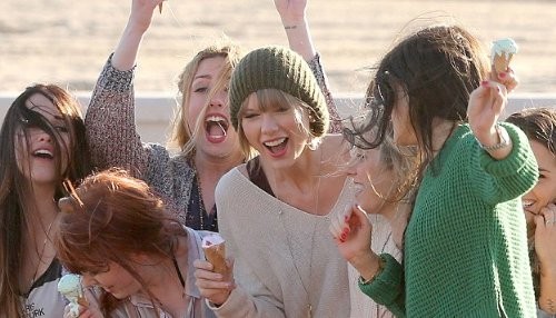 Taylor Swift fue captada durante el rodaje de su nuevo clip en Mailbú [FOTOS]