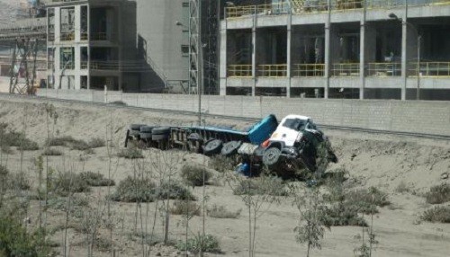 Un chofer herido al volcar camión en Arequipa