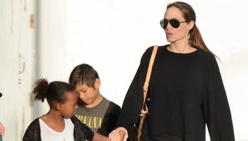 Angelina Jolie lleva a dos de sus hijos de compras a Urban Outfitters [FOTOS]