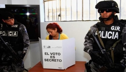 Ecuador: Las elecciones dan inició con la votación de los presos