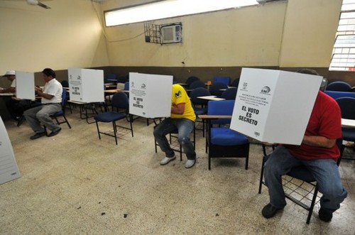 Ecuador celebra hoy elecciones en las que Rafael Correa sería reelecto en primera vuelta