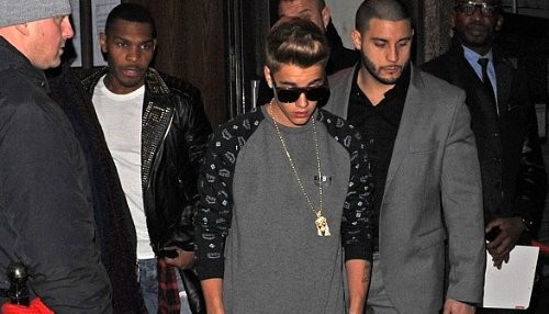 Justin Bieber se pasea con dos chicas por los night clubs de Londres [FOTOS]
