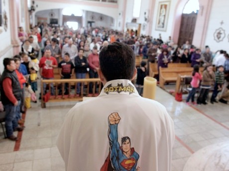 Sacerdote mexicano utiliza una sotana de Batman