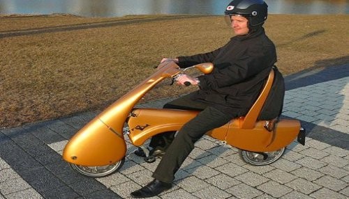 Scooter eléctrico que se puede doblar en forma de maleta. Scooter eléctrico que se puede doblar en forma de maleta.