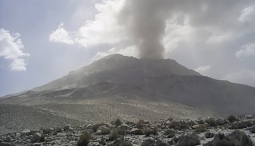 Arequipa: Especialistas informan que volcán Sabancaya no ha entrado en fase eruptiva