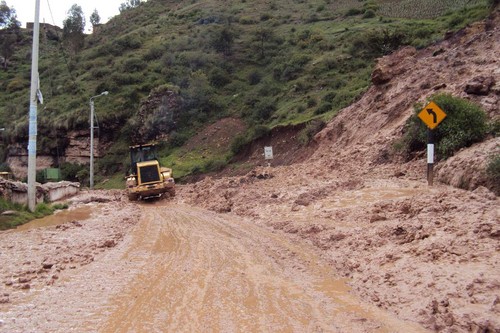 Gobierno Regional de Huancavelica rehabilita vías afectadas