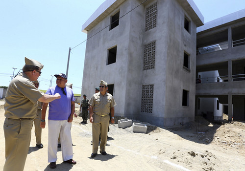 Ministro de defensa inspeccionó viviendas para personal de la marina en Tumbes