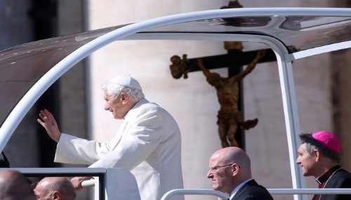 Miles se reúnen para despedirse de Benedicto XVI