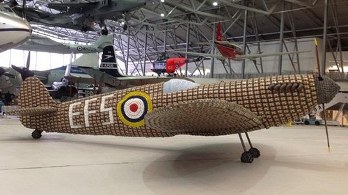 Reproducen el legendario caza británico Spitfire con 6.500 cajas de huevos