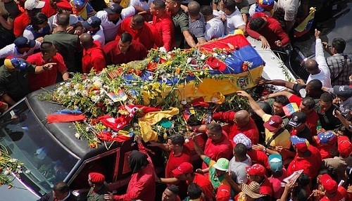 Ataúd paseado en Caracas no tenía el cadáver de Hugo Chávez
