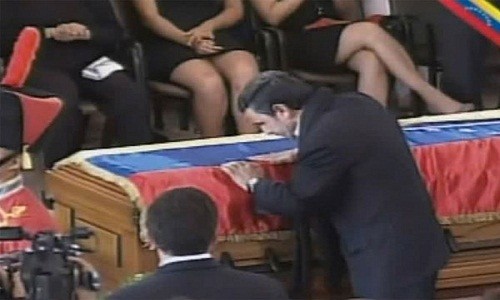Presidente de Irán besó el ataúd de Hugo Chávez