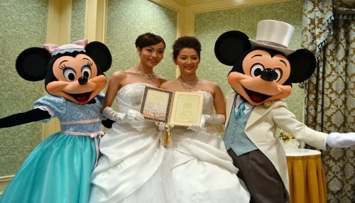 Pareja gay crea polémica al casarse en un parque de Disney en Tokio