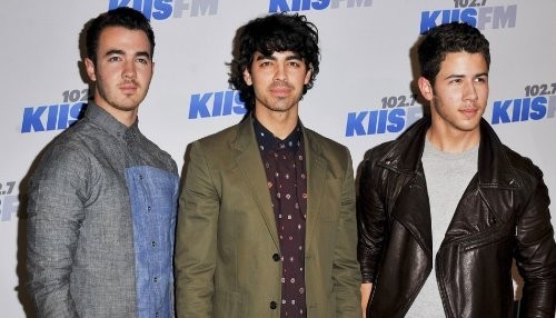 Los Jonas Brothers a los besos con sus parejas en Brasil [FOTOS]