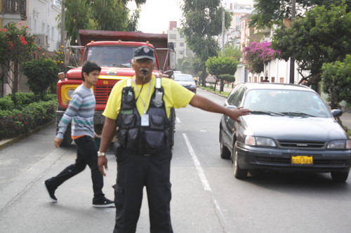 Serenos de San Miguel dirigen el tránsito en calles con alta congestión vehicular que carecen de Policías de Tránsito.