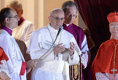 El Papa Francisco se rehusó a ir en limusina para viajar en bus con cardenales