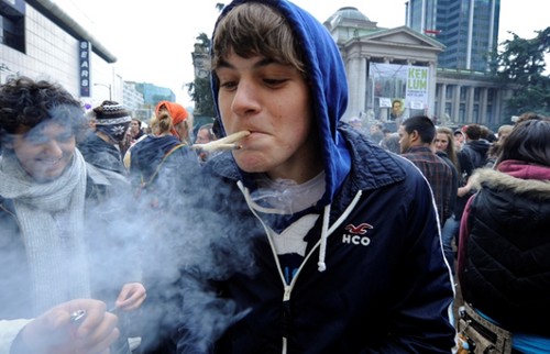 Los jóvenes fuman dos veces más marihuana que tabaco en Estados Unidos