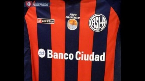 Club argentino San Lorenzo renueva su camiseta con la imagen del Papa Francisco