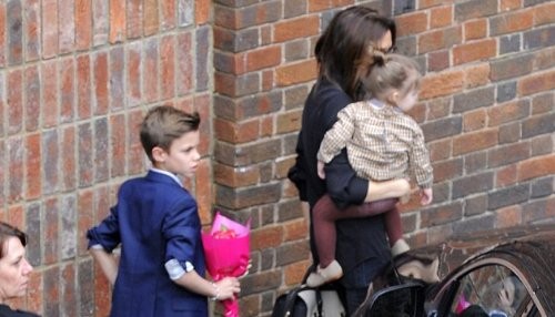 Victoria Beckham lleva a Harper y Romeo al teatro [FOTOS]
