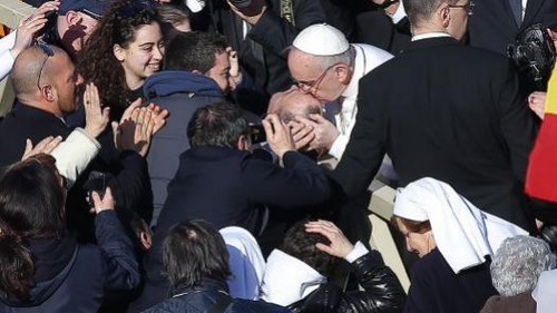 El Papa Francisco se bajó del papamóvil y bendijo  un enfermo
