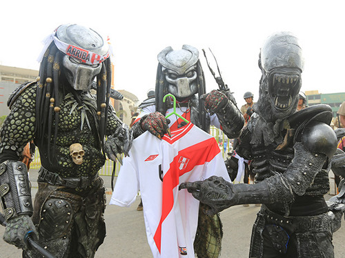 Seres extraterrestres visitaron ayer el estadio Nacional y alentaron al Perú