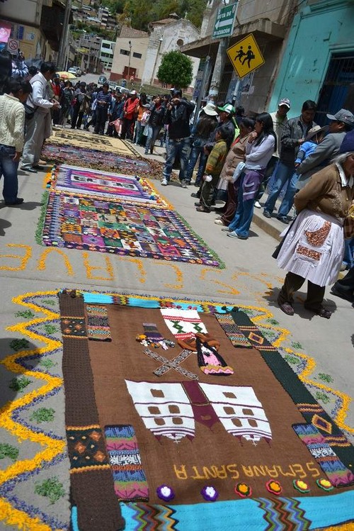 [Huancavelica] Artesanos participan en concurso de alfombras de mantos artesanales