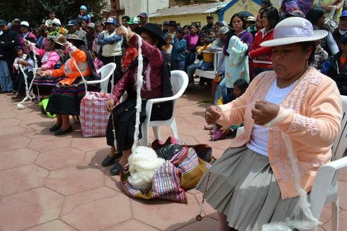 [Huancavelica] Artesanas textiles muestran arte al público en concurso