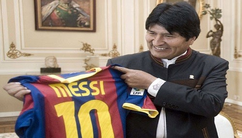 Evo Morales y Lionel Messi intercambian poncho y camiseta