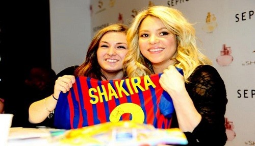 Shakira presentó perfume y lució camiseta de Piqué