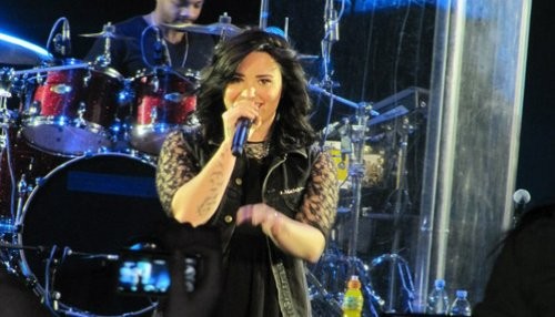Demi Lovato brilla en concierto en Rusia [FOTOS]