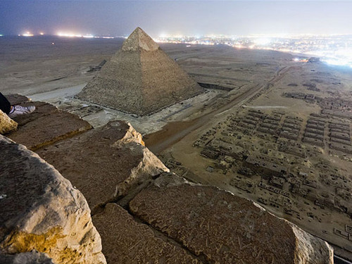 Tres jóvenes rusos trepan a una Pirámide de Egipto y toman una foto espectacular [FOTOS]