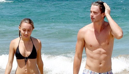 Patrick Schwarzenegger a los besos con su novia Taylor Burns en Hawaii [FOTOS]