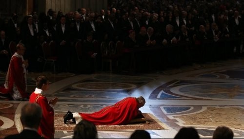 El Papa Francisco rezó tendido en el piso durante el Via Crucis