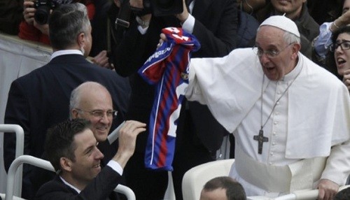 Papa Francisco se emocionó por camiseta de San Lorenzo