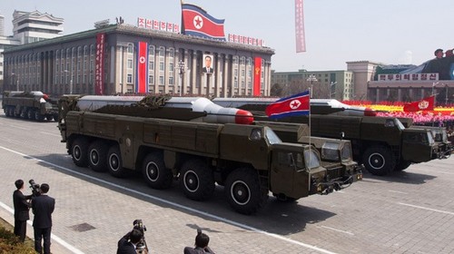 Corea del Norte habría trasladado lo que parece ser un misil de medio alcance en la frontera con Corea del Sur