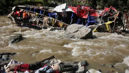 Perú: autobús cae a río y mueren 34 personas