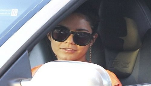 Vanessa Hudgens hace una seña con el dedo a los paparazzi [FOTOS]