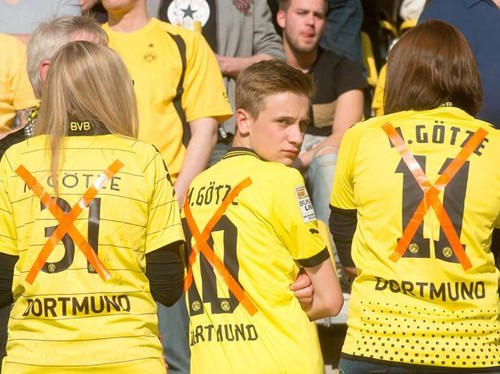 Aficionados del Borussia Dortmund insultan a Mario Götze por su fichaje con el Bayern Munich