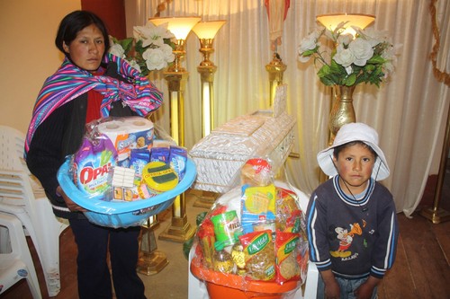 Gobierno Regional de Huancavelica gestiona nicho y entrega víveres a madre que vio morir a hija