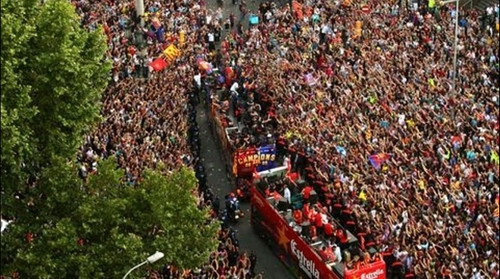 El Barcelona festeja su título de Liga en las calles en medio de un baño de multitud