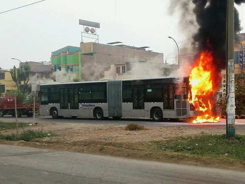 Bus del Metropolitano se incendia en Comas