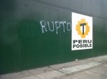 Frontis del local central de Perú Posible amaneció pintado con la palabra 'Corrupto'