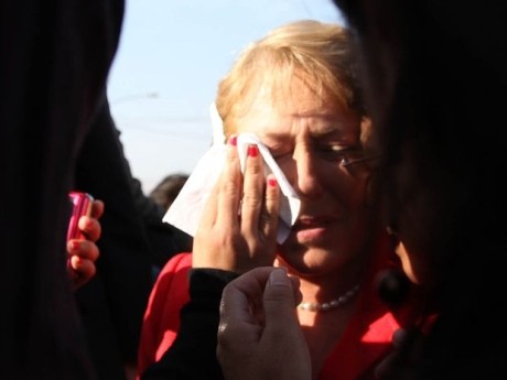Hombre escupe en el rostro de Michele Bachelet en Arica