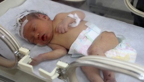 Bebé chino que fue rescatado en tubería de aguas residuales cayó por accidente