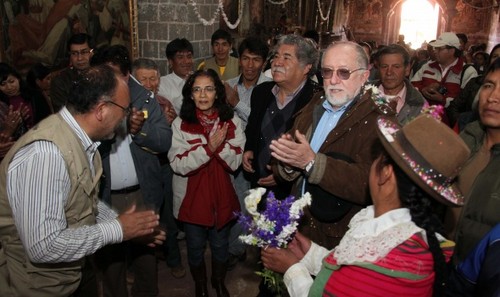 Ministro de Cultura se sumó a la festividad de Corpus Christi cusqueño cargando al santo patrón Santiago